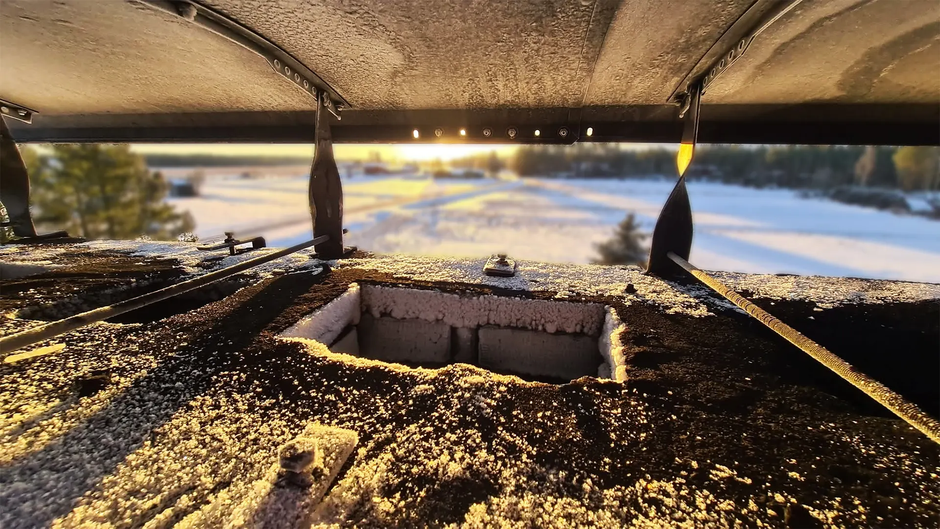 Nuohooja työssä omakotitalon savupiipulla