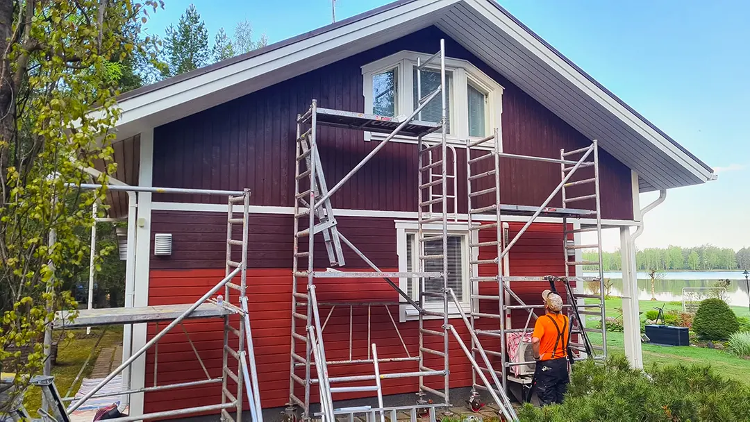 Punaisen vapaa-ajan asunnon julkisivumaalaus käynnissä